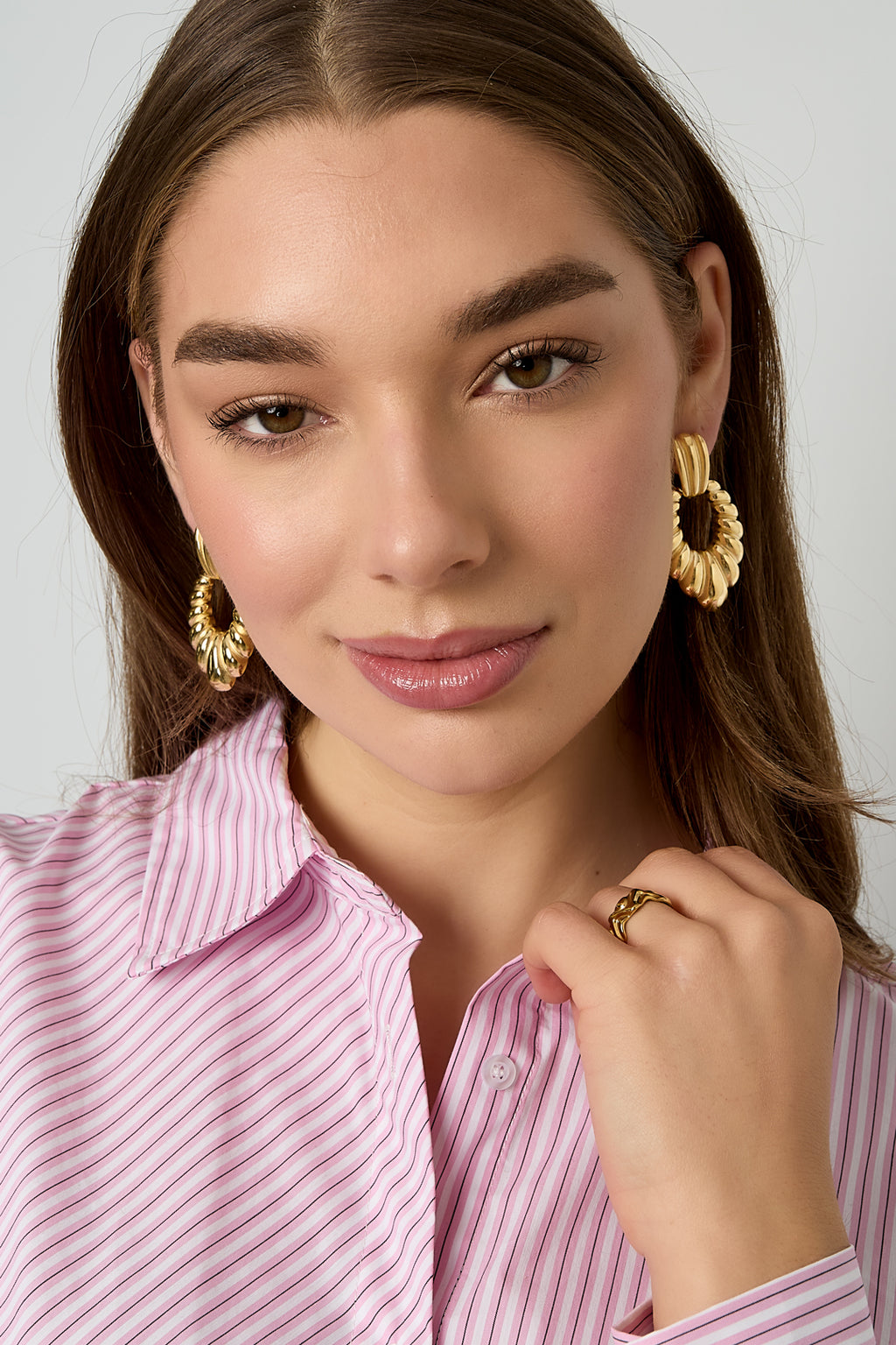 Statement earrings shell motif