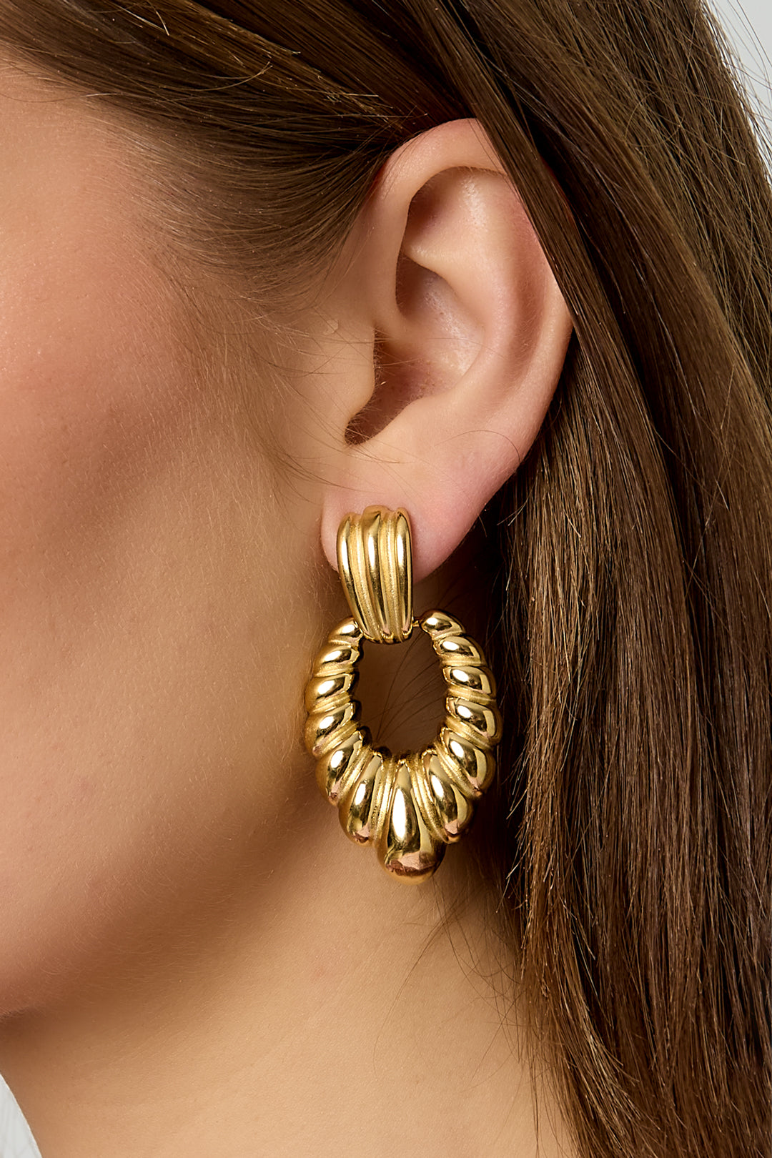 Statement earrings shell motif